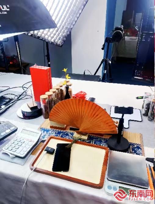 青春帶貨新力量 福州外語外貿學院學子化身助銷員，助力家鄉紅木工藝品走向更廣闊市場